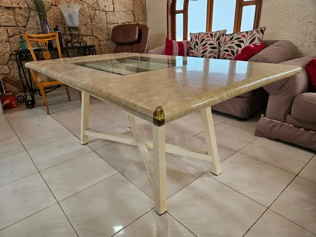 Comedor de mármol con sillas tapizadas