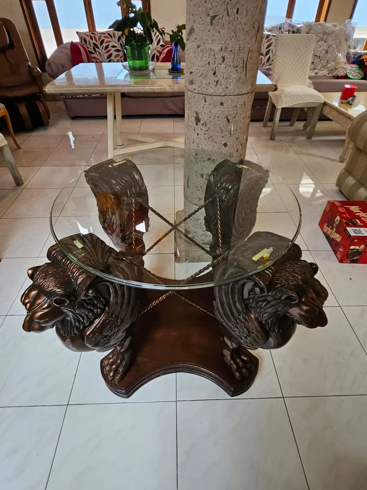 Mesa de cristal con base de leones de bronce — foto 1