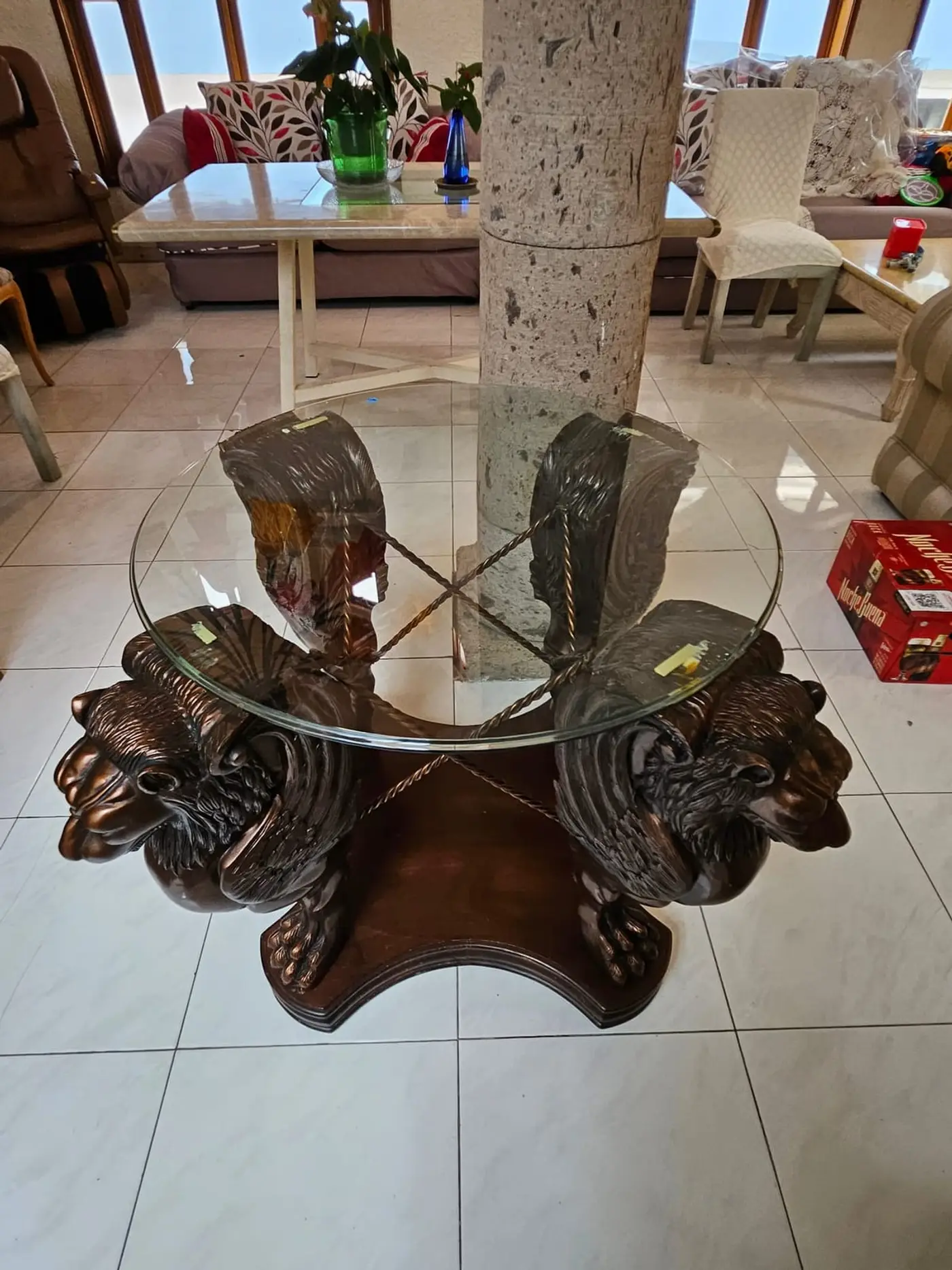 Mesa de cristal con base de leones de bronce