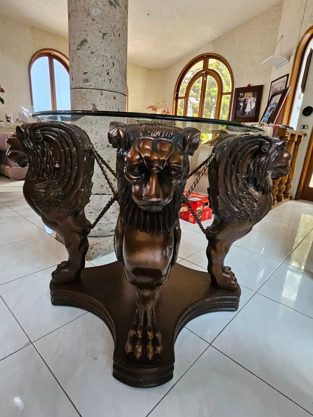 Mesa de cristal con base de leones de bronce — foto 2