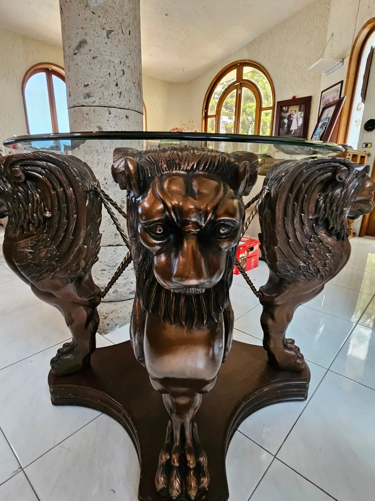Mesa de cristal con base de leones de bronce — foto 3