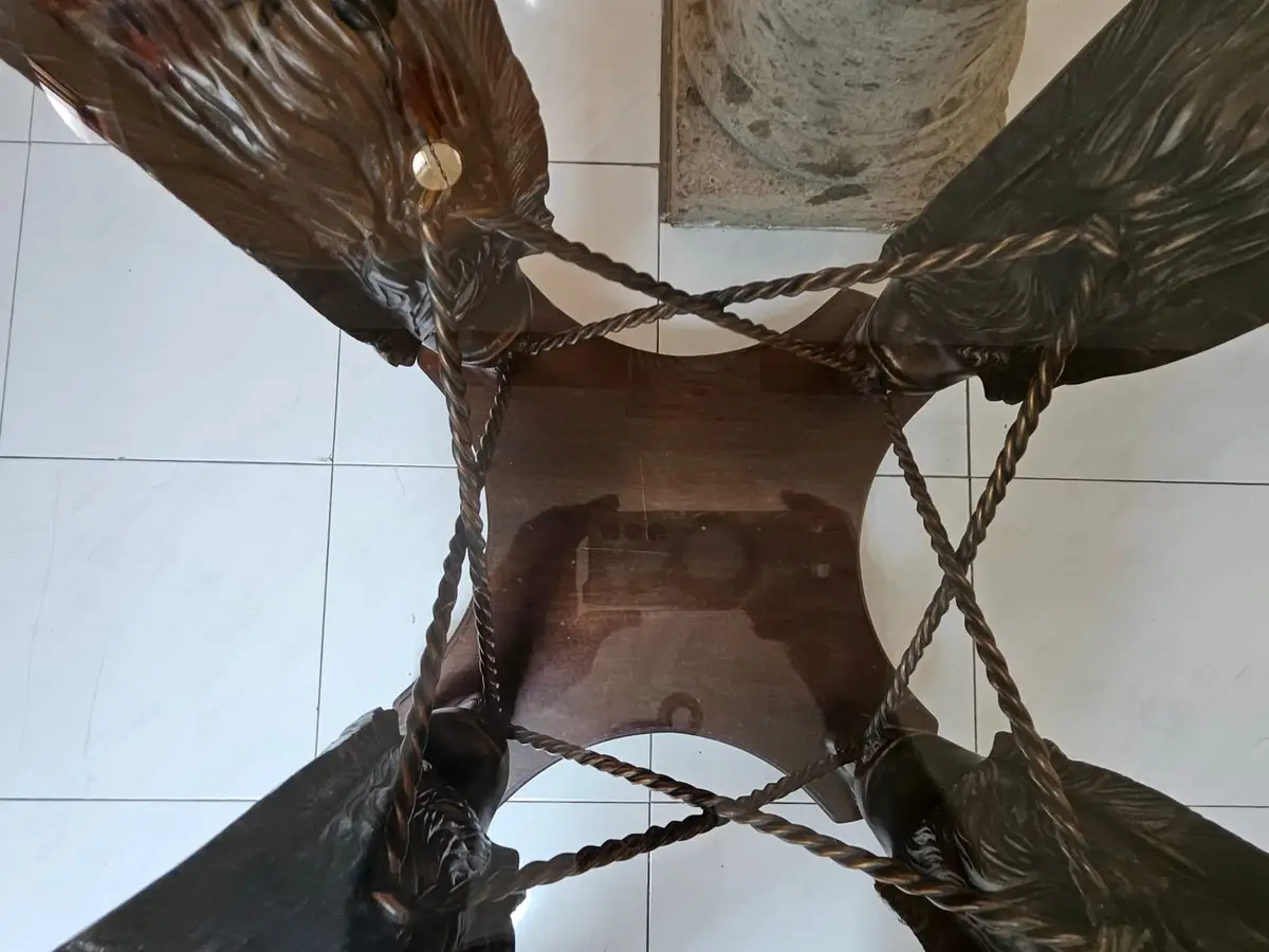 Mesa de cristal con base de leones de bronce — foto 4