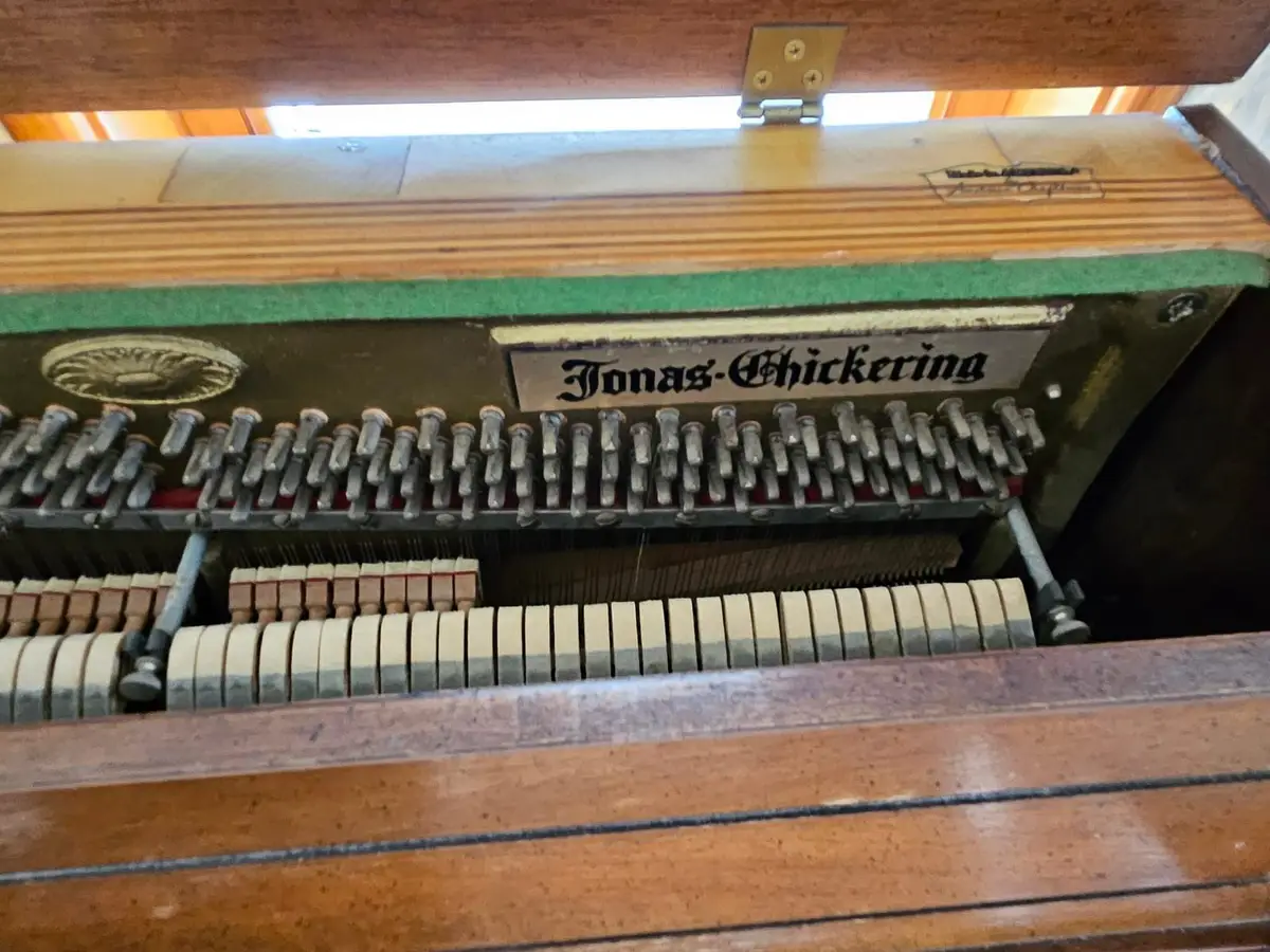 Piano vertical Jonas Chickering con banca — foto 16