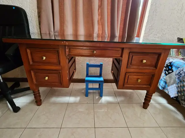 Escritorio de madera con cubierta de cristal