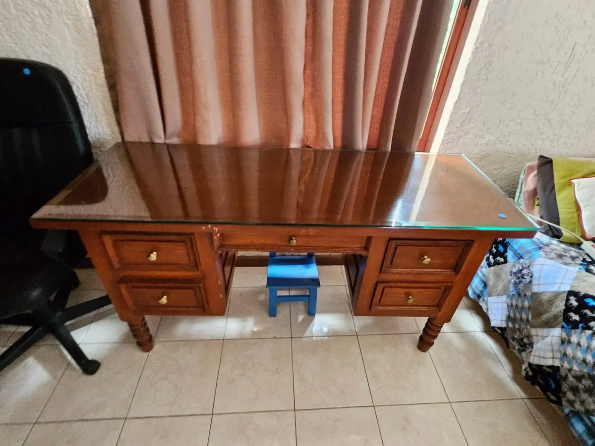 Escritorio de madera con cubierta de cristal — foto 2