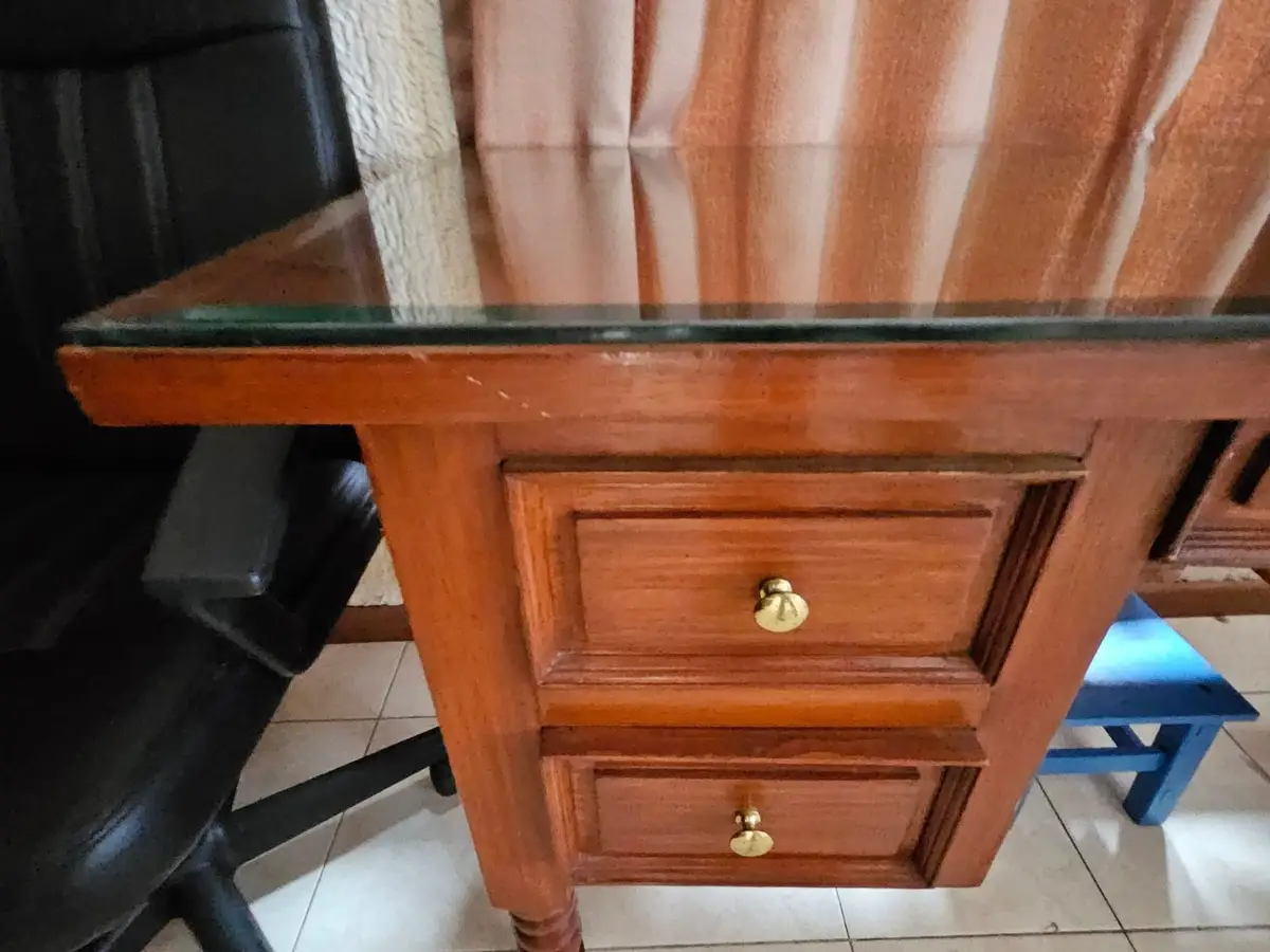 Escritorio de madera con cubierta de cristal — foto 3