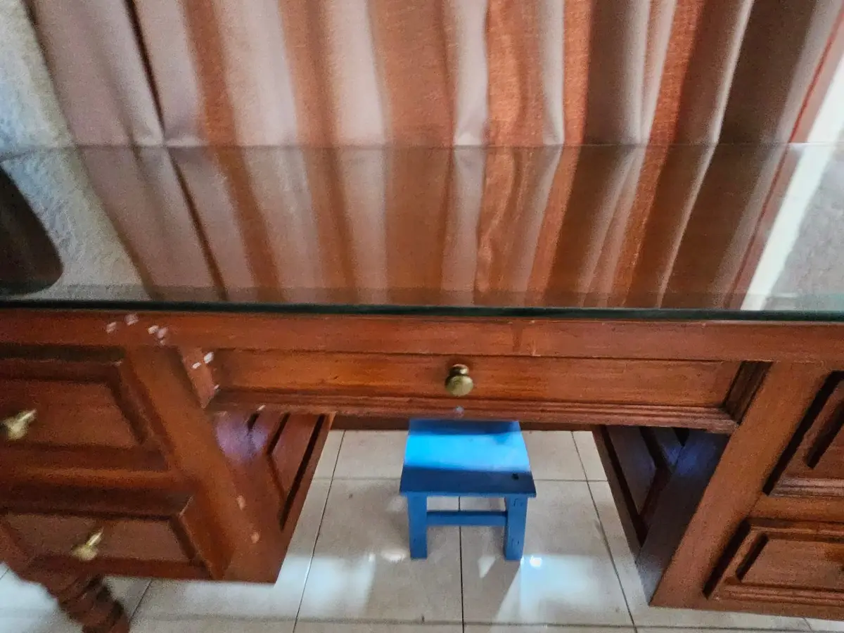 Escritorio de madera con cubierta de cristal — foto 4
