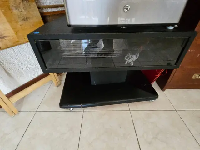 Mueble para TV con puerta de cristal