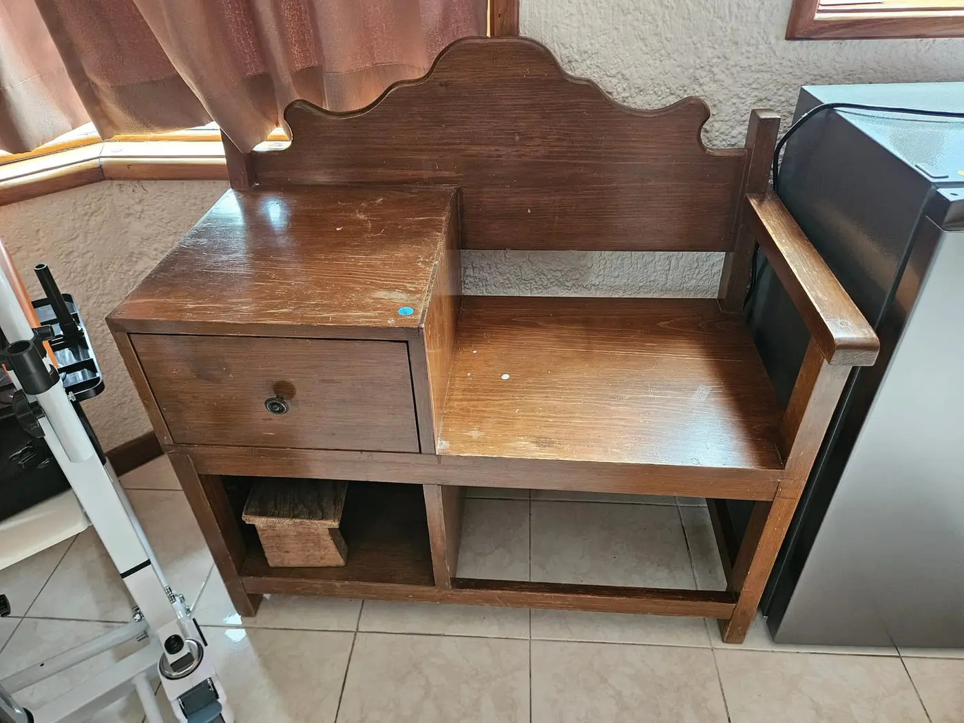 Mueble de teléfono vintage con cajón