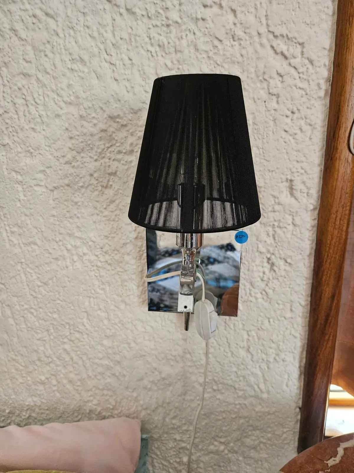 Lámpara de pared con pantalla negra — foto 1