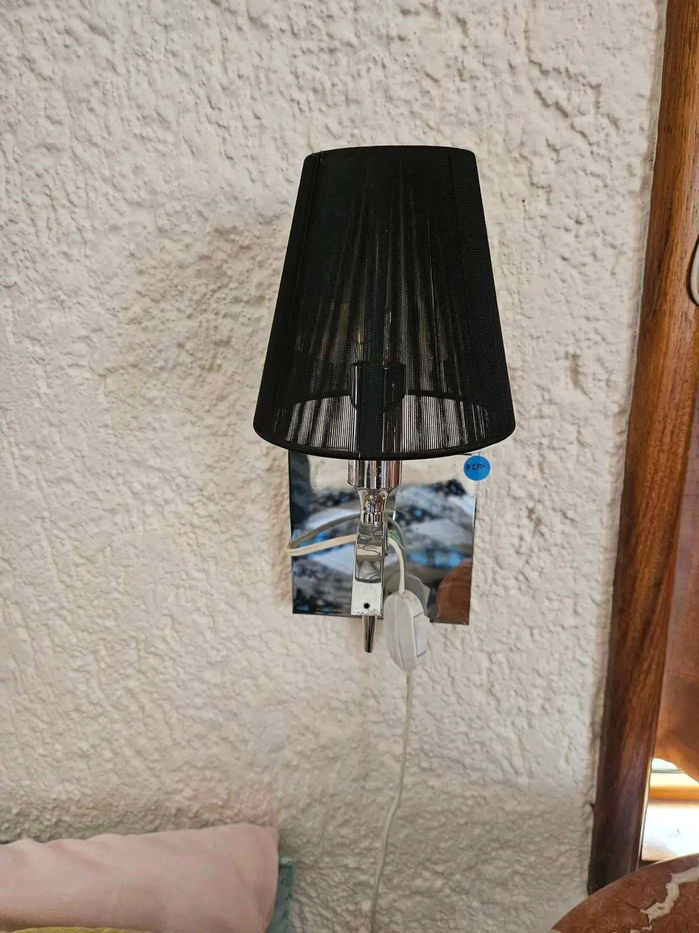 Lámpara de pared con pantalla negra
