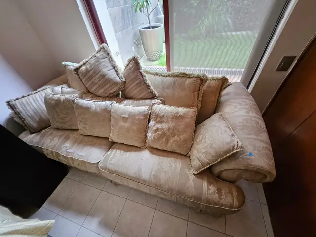 Juego de sala: sofá y sillón con cojines