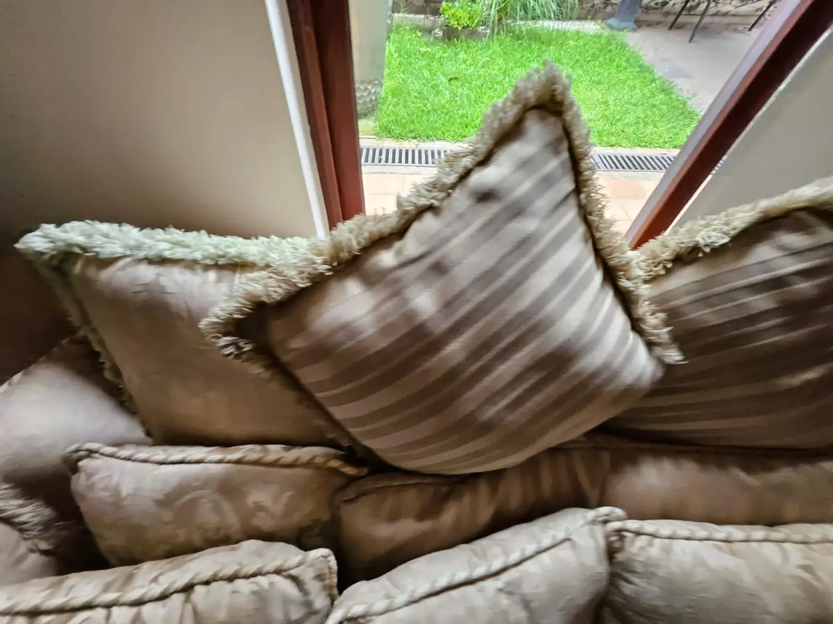 Juego de sala: sofá y sillón con cojines — foto 12
